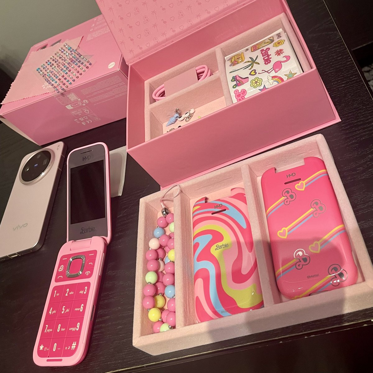 tadanotakachina's tweet photo. テクノエッジの裏スマホイベント、ガジェットに詳しくない私でもめちゃくちゃドキドキ楽しかった🥹(写真は貴重なバービーちゃん📱)
個人的にハカセと矢崎さんのコンビM-1でてほしい😂😂😂お二人の掛け合い最高🤝
#TechnoEdge
#スマホ
#スマホ沼 https://t.co/pxPTIPO8fo