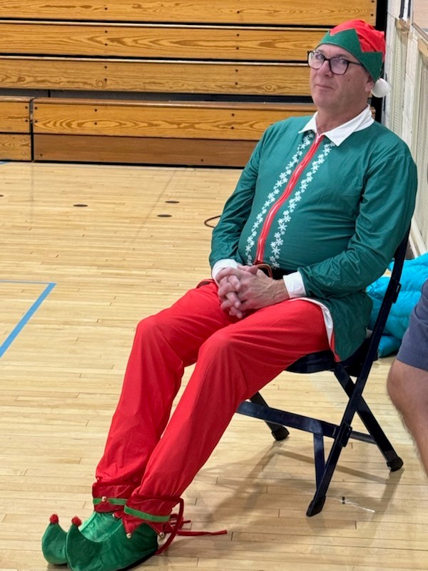 IMChesapeakeHS's tweet photo. Elf Yore made his way around CHS events causing mischeif https://t.co/9jdY6UWcVG