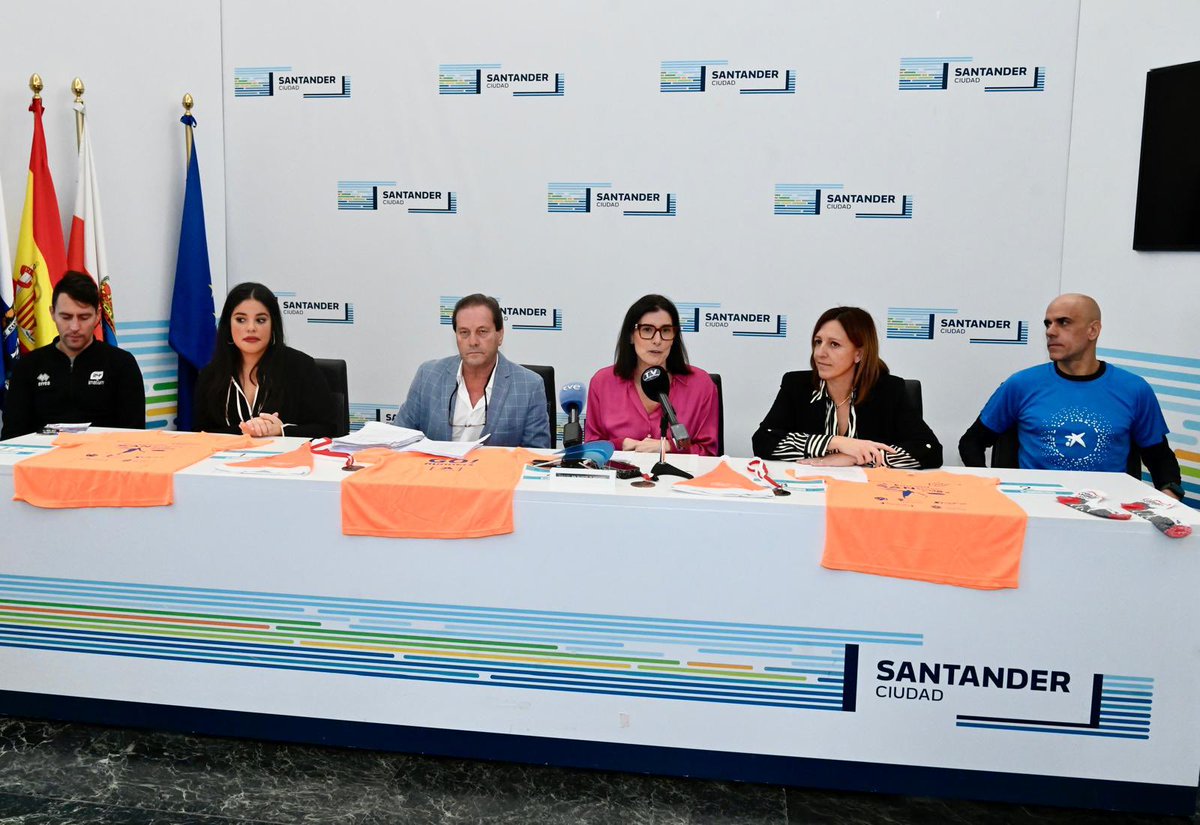 🏃🏼‍♂️La San Silvestre de #Santander volverá un año más a teñir el día 31 de diciembre las calles de la ciudad con cerca de 5.000 runners y contará con el apoyo de <a href="/caixabank/">CaixaBank</a>. ¡Esta mañana se ha presentado en un acto en el que hemos tenido entre nosotros también a Reyes Estévez!
