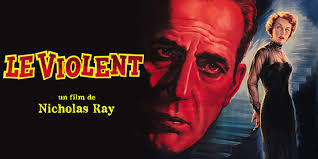 merlinpapin3's tweet photo. .@FredOL69007 #AnecdoteCinéma sur le film #LeViolent , Dans son essai « Humphrey et Bogey », Louise Brooks écrit que plus que tout autre rôle joué par Humphrey Bogart , c'est le rôle de Dixon Steele dans ce film qui se rapproche le plus du vrai Bogart qu'elle connaissait.
La pianiste et chanteuse du film est Hadda Brooks. Bien qu'elle soit devenue célèbre grâce au boogie woogie, elle était surtout connue pour ses ballades et, chose inhabituelle pour les chanteuses de son époque, elle a écrit elle-même bon nombre de ses chansons. Elle a continué à se produire sur scène jusque dans les années 1990.
Le producteur Robert Lord s'inquiétait de voir Nicholas Ray et Gloria Grahame , alors mari et femme dont le mariage battait de l'aile, travailler ensemble. Il fit signer à Grahame un contrat stipulant que « mon mari aura le droit de diriger, contrôler, conseiller, instruire et même commander mes actions entre 9 heures et 18 heures, tous les jours sauf le dimanche. Je reconnais que dans toutes les situations imaginables, sa volonté et son jugement seront considérés comme supérieurs aux miens et prévaudront ». Il était également interdit à Grahame de « le harceler, le cajoler, le taquiner ou de chercher de toute autre manière féminine à le distraire ou à l'influencer ».
Gloria Grahame et son mari, le réalisateur Nicholas Ray, se sont séparés discrètement pendant le tournage, gardant le secret de peur que l'un d'eux ne soit remplacé. Ray a dormi sur le plateau en studio, disant qu'il devait travailler tard pour préparer le reste du film. Cela a fonctionné, et personne ne s'est douté que leur mariage était en train de s'écrouler.
Lauren Bacall et Ginger Rogers ont été envisagées pour le rôle de Laurel Gray. Bogart voulait naturellement que sa femme joue à ses côtés, mais Warner Brothers a refusé de la libérer de son contrat. Rogers aurait été le premier choix des producteurs, mais Nicholas Ray les a convaincus que sa propre femme, Gloria Grahame , serait le bon choix pour le rôle.
Le complexe d'appartements dans lequel vivent Dixon (Humphrey Bogart) et Laurel (Gloria Grahame) était une réplique de la propre résidence de Nicholas Ray lorsqu'il a emménagé à Hollywood.
Gloria Grahame était alors séparée de son mari, le réalisateur Nicholas Ray . Elle allait ensuite épouser son beau-fils, le fils de Ray issu d'un précédent mariage.
La blague interne est que le scénario de Dix ne suit pas l'intrigue du roman. Le film de Nicolas Ray ne suit pas non plus l'intrigue du roman de Dorothy B. Hughes, "In A Lonely Place".
Robert Warwick et Humphrey Bogart ont travaillé ensemble en 1922 sur la pièce de théâtre « Drifting ». Le producteur et acteur Bogart n'a jamais oublié la gentillesse dont Warwick lui a fait preuve en tant que jeune acteur et a demandé à Andrew Solt d'écrire un rôle pour Warwick, qui était alors en difficulté.
Lorsque Edmund H. North a adapté l'histoire, il s'est tenu au courant de la source originale et John Derek a été envisagé pour le rôle de Dix, car dans le roman, il était beaucoup plus jeune. Le traitement de North n'a pas été utilisé et Andrew Solt a développé le scénario avec l'aide régulière du producteur Robert Lord et du réalisateur Nicholas Ray . Le résultat final est assez différent du roman source. Solt a affirmé qu'Humphrey Bogart aimait tellement le script qu'il voulait le faire sans révisions. Solt maintient que le montage final est très proche de son script, mais des recherches plus approfondies montrent que Ray a fait des réécritures régulières, certaines ajoutées le jour du tournage. En fait, seules quatre pages du script de cent quarante pages n'ont pas été révisées.
La boisson « Horse's Neck » à laquelle Mildred fait référence dans l'appartement de Dixon est la version sans alcool. La version avec du brandy ou du bourbon était appelée « Horse's Neck with a Kick » ou « Stiff Horse's Neck ».
Il y a un moment dans la bande-annonce du film qui n'apparaît pas dans la version finale. Alors que Laurel parle au détective à la fin du film, Dix s'apprête à partir. Dans le « moment perdu », Laurel crie le nom de Dix et ils s'embrassent une dernière fois sur les marches avant qu'il ne descende.