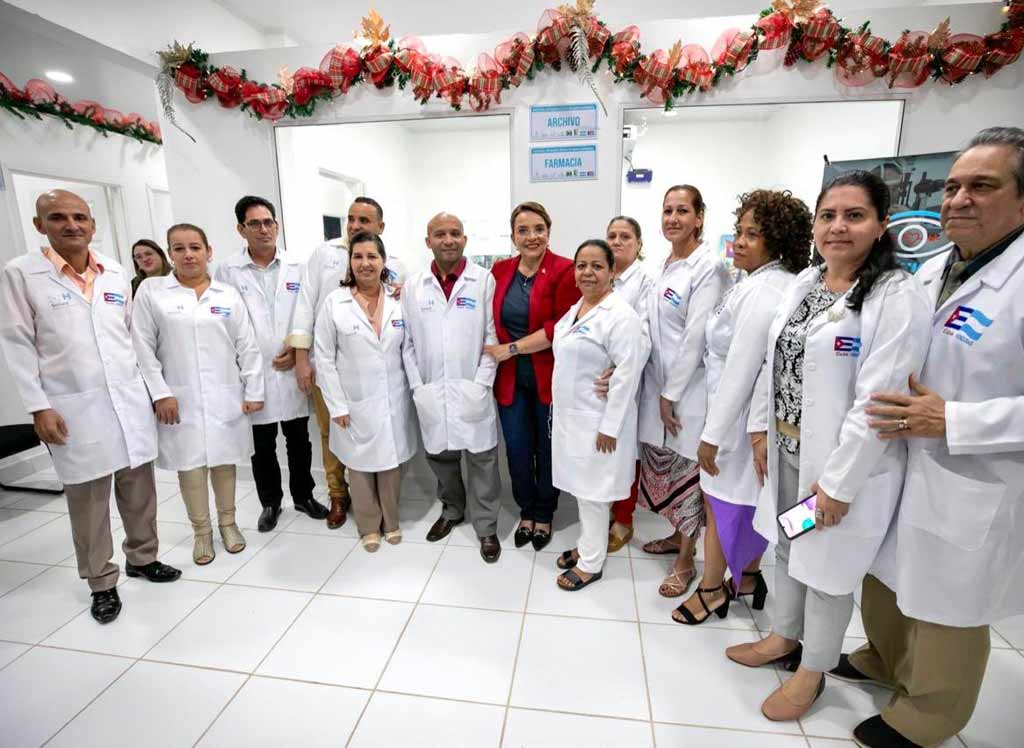 Oscar928292007's tweet photo. La presidenta de Honduras, Xiomara Castro, destacó hoy la solidaridad y altruismo de los médicos especialistas cubanos que implementan aquí la “Operación Milagro” en beneficio de la población más humilde.#CubaCooperave_C https://t.co/SN6KMlOszM