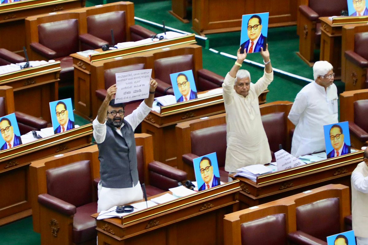 mlanaharis's tweet photo. ಇಂದು ಬೆಳಗಾವಿ ಸುವರ್ಣ ಸೌಧದಲ್ಲಿ ನಡೆದ ಕಲಾಪದ ವೇಳೆ ಅಂಬೇಡ್ಕರ್ ಅವರ ವಿರುದ್ಧ ಕೇಂದ್ರ ಗೃಹಸಚಿವರ ಅವಹೇಳನಕಾರಿ ಮಾತುಗಳನ್ನು ಖಂಡಿಸಿ ಬಾಬಾಸಾಹೇಬರ ಭಾವಚಿತ್ರವನ್ನು ಪ್ರದರ್ಶಿಸಿ ಪ್ರತಿಭಟನೆ ದಾಖಲಿಸಲಾಯಿತು.
#DrBRAmbedkar https://t.co/j7L1SMj45e
