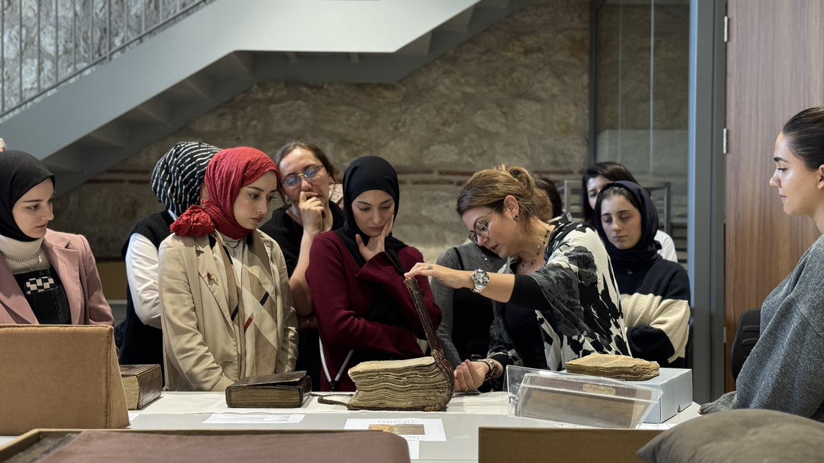 yekgovtr's tweet photo. Türkiye Yazma Eserler Kurumu Kitap Şifahanesi olarak düzenlediğimiz ‘Açık Kapı Etkinlikleri’ programımızın ilki Kitap Şifahanesi ve Arşiv Dairesi Başkanımız Dr. Nil Baydar’ın “Kitap Arkeolojisi: Yazma Eserlerde Kodikolojik İnceleme” anlatımıyla gerçekleştirildi. https://t.co/y9nSh76NYQ