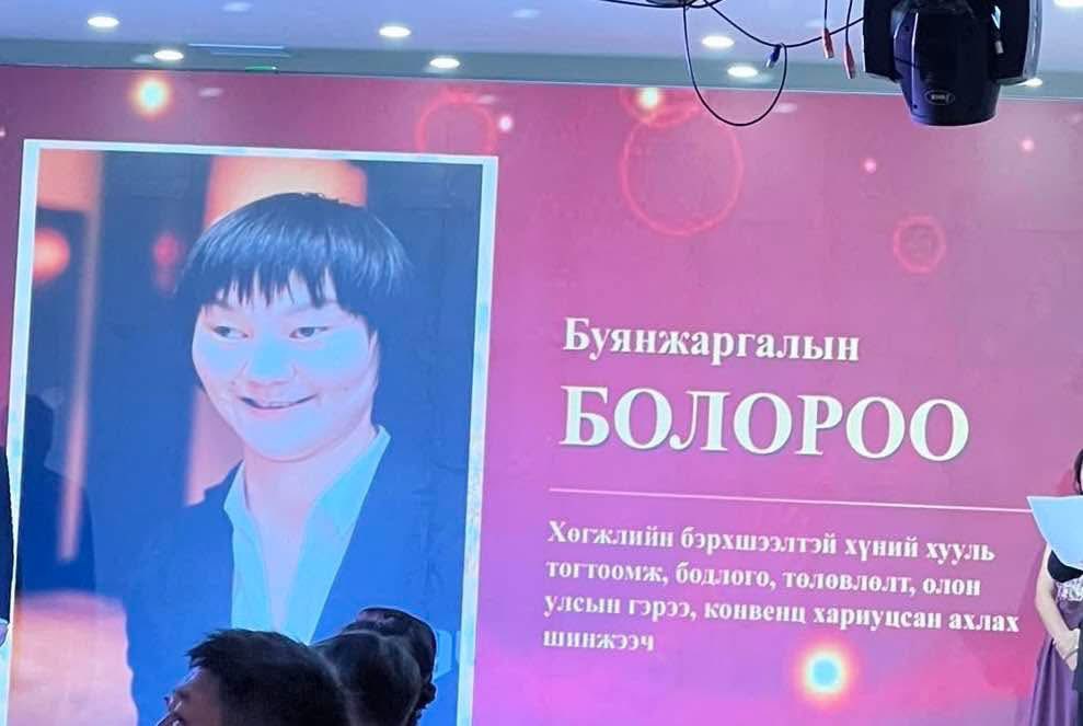 за энэ жил хэлтсийнхээ шилдэг ажилтнаар шалгарчээ. Өчигдөр шагналаа өөрөө гардаж авч чадаагүй ч зураг маань гарч, нэр маань дуудагдсан агшинг хамт олон маань илгээлээ. 

Ингээд сүүлийн 4 жилийн 3-т нь шилдэг ажилтнаар тодорлоо. Ээжийн маань магнай тэнийж зөндөө баярлалаа хөөрхий.