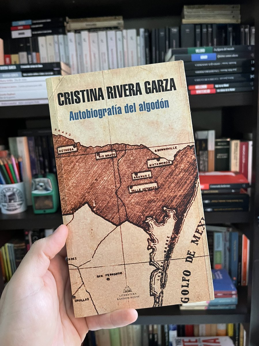 "Cuando la muerte entra y se sienta en la casa de los pobres, hasta el aire cambia de color". Rivera Garza repasa la historia de su pasado familiar, que es también el mapa de un territorio entre Tamaulipas y Texas, esos dos universos. Una energía literaria inagotable. #noficción