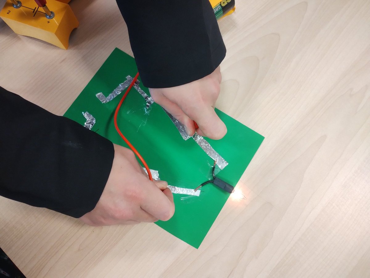 Light-up Christmas card trees with 2.1. #stem #christnasstem