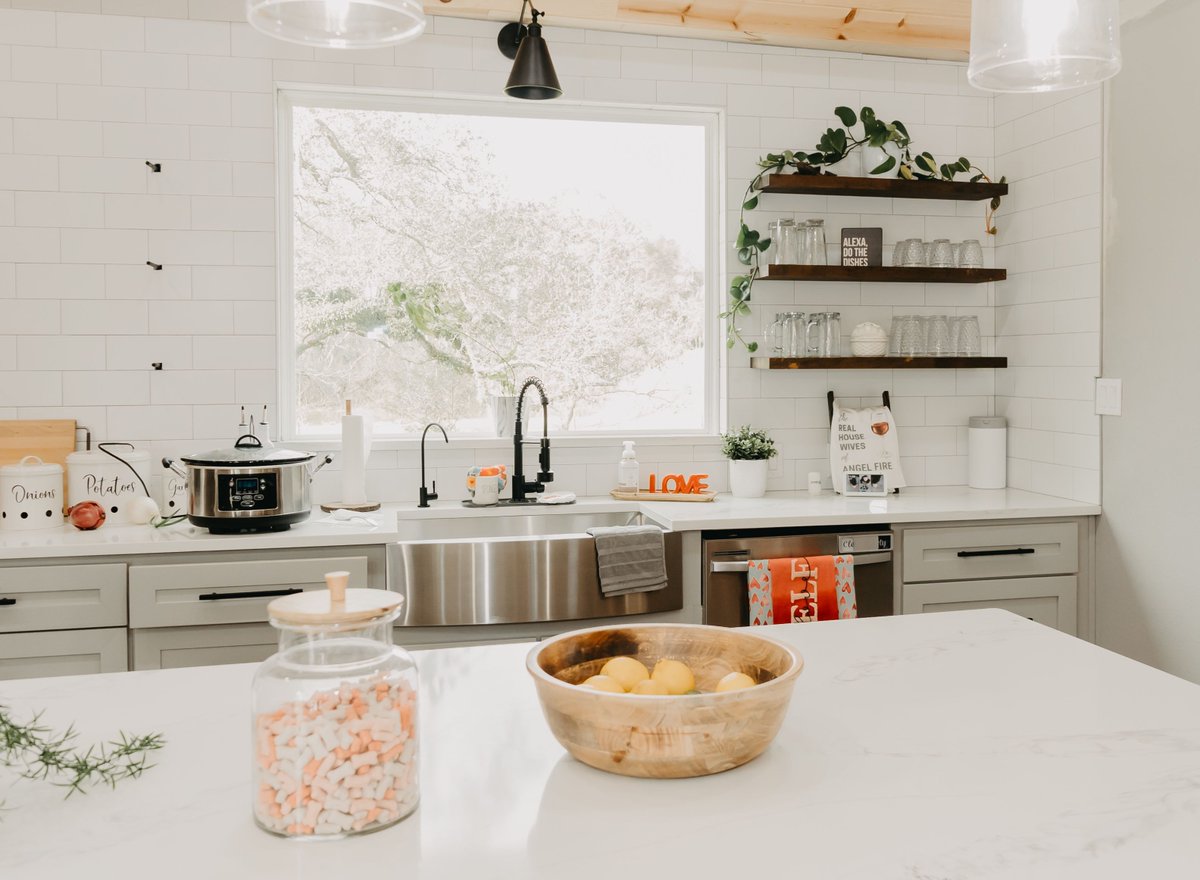 TileCenterUsa's tweet image. Subway tiles, staggered for a fresh take on modern design. Pair with functional shelving and you've got a winning combo. ✨ #tilecenter #subwaytiles #modernhomes #tileinspiration