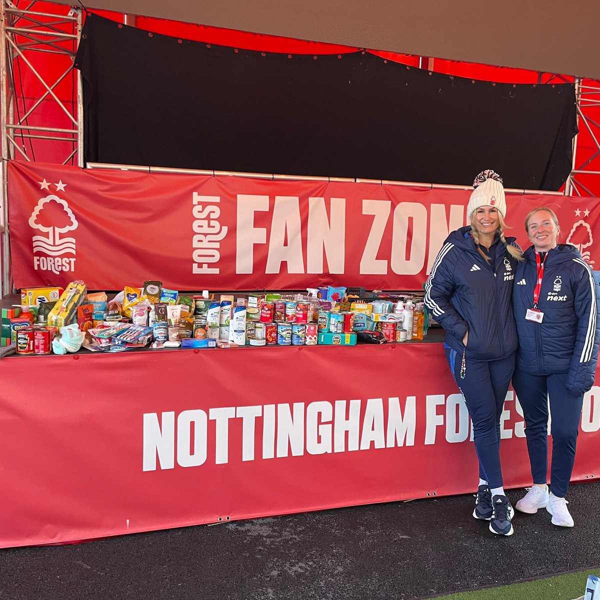 Our pathway players dropped off their donations today at the Food and Multibank centre at the Club's Fan Zone. ❤️

#HomeForChristmas