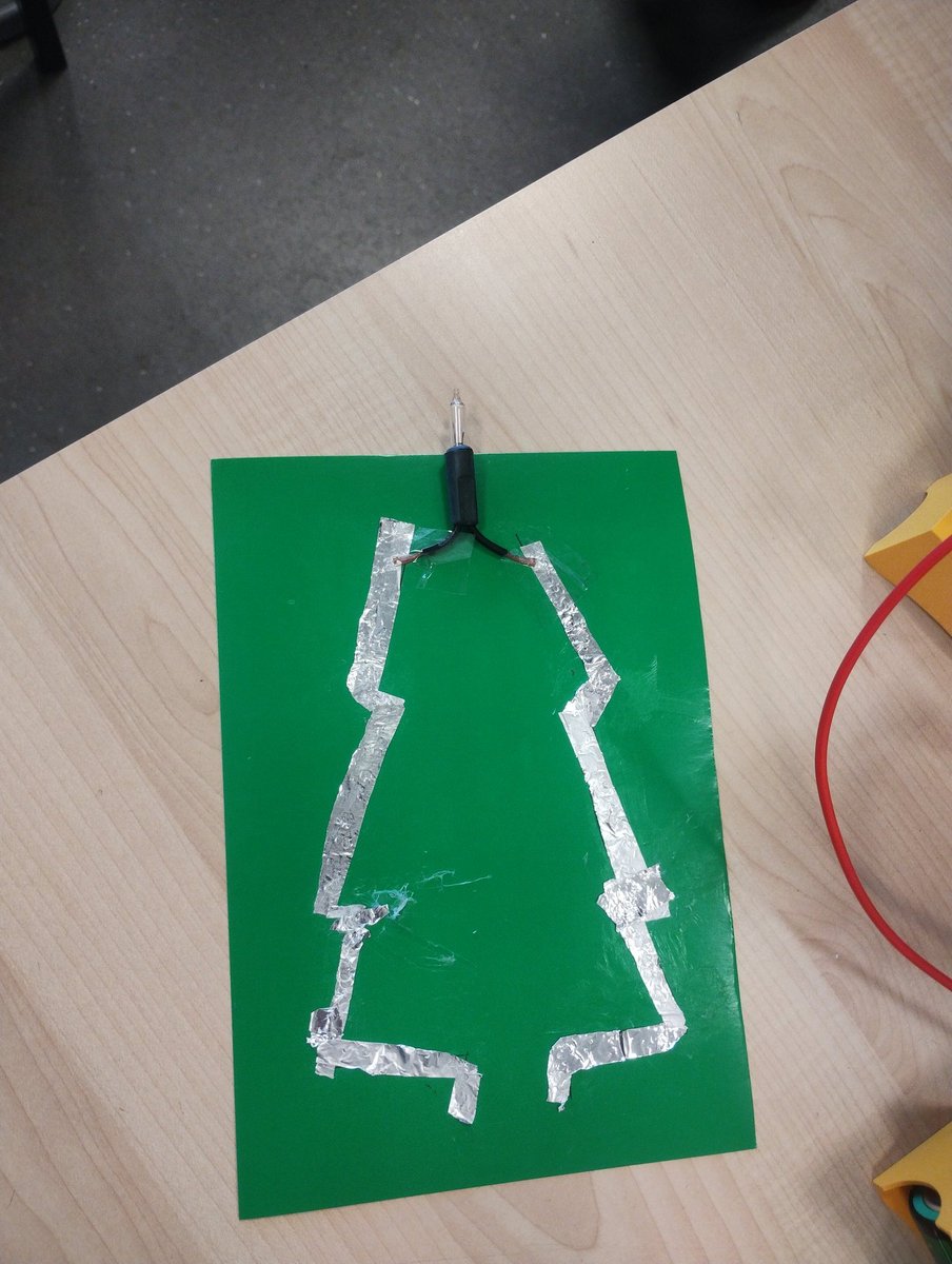 BeecroftFaye's tweet photo. Light-up Christmas tree cards with 2.1. #stem #christmasstem https://t.co/d5vLlV0zvX