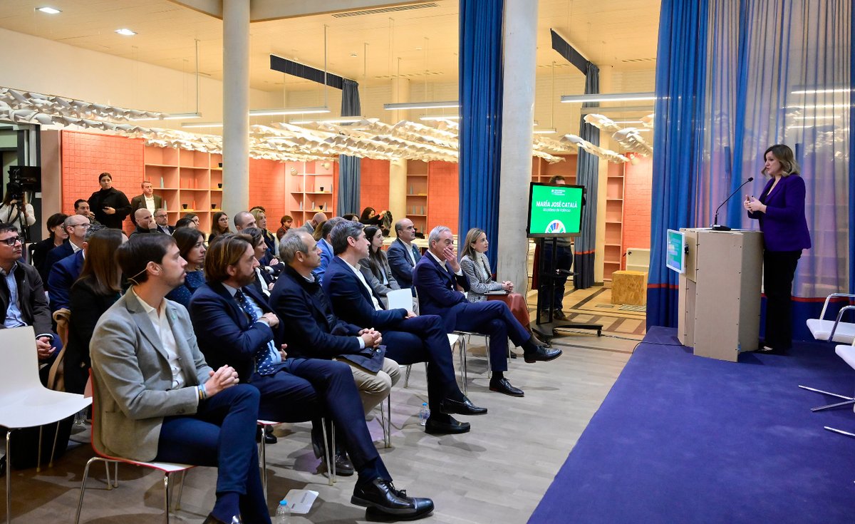 AjuntamentVLC's tweet image. 🗣️ L'alcaldessa defén un nou Pla Sud per a les #pedanies i l'#AMV, i anuncia que la @ComisionEuropea ha seleccionat #València per dur a terme un projecte de regeneració de l'#Albufera.

Durant una jornada sobre desenvolupament #sostenible, a @VLCILab. 

🔗 bit.ly/49K3ejC