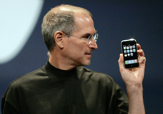 DepreEconomica's tweet image. BlackBerry: de reyes de los smartphones a una historia de advertencia 📱🧵

En los años 2000, BlackBerry era el smartphone. El símbolo de la productividad profesional. Políticos, ejecutivos, líderes: todos confiaban en su teclado físico y su seguridad inigualable.

Pero… ¿cómo…