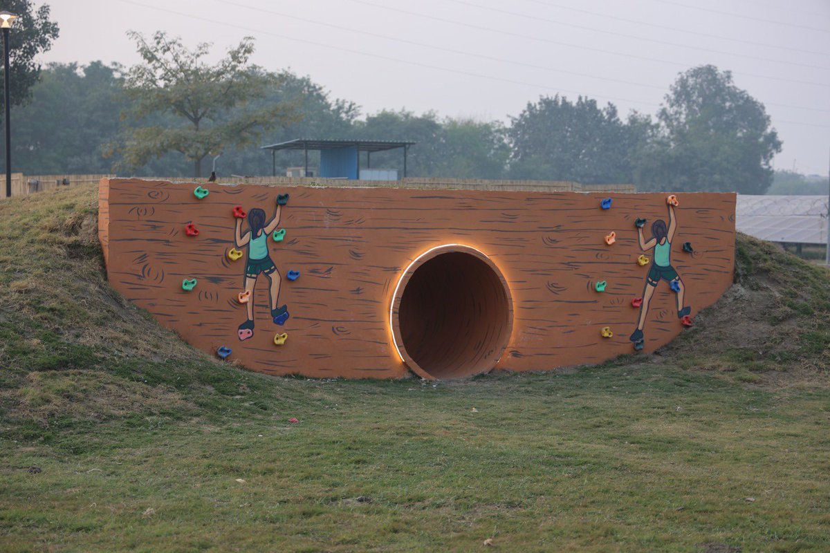 LtGovDelhi's tweet image. Inaugurated an exclusively carved &apos;Children&apos;s Play Area&quot; at DDA&apos;s Baansera today.

Situated in the midst of lush greens, this dedicated recreational area for kids &amp;amp; teenagers, this facility will provide much needed open space, in our City increasingly getting cramped due to space…