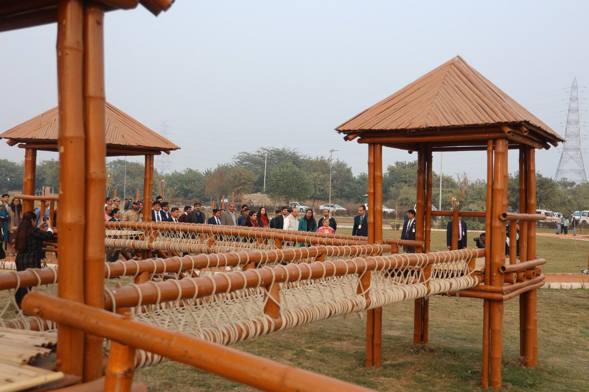 LtGovDelhi's tweet image. Inaugurated an exclusively carved &apos;Children&apos;s Play Area&quot; at DDA&apos;s Baansera today.

Situated in the midst of lush greens, this dedicated recreational area for kids &amp;amp; teenagers, this facility will provide much needed open space, in our City increasingly getting cramped due to space…