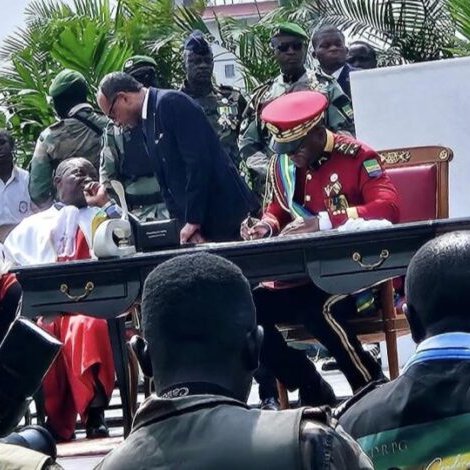 En promulguant la nouvelle #Constitution, le PR <a href="/oliguinguema/">Brice Clotaire Oligui Nguema</a> inaugure la Ve République #Gabon.aise &amp; fait entrer le peuple gabonais dans une nouvelle ère que l’on espère toutes &amp; tous de démocratie, de solidarité, d’égalité &amp; de prospérité.
Vive la nouvelle République gabonaise!