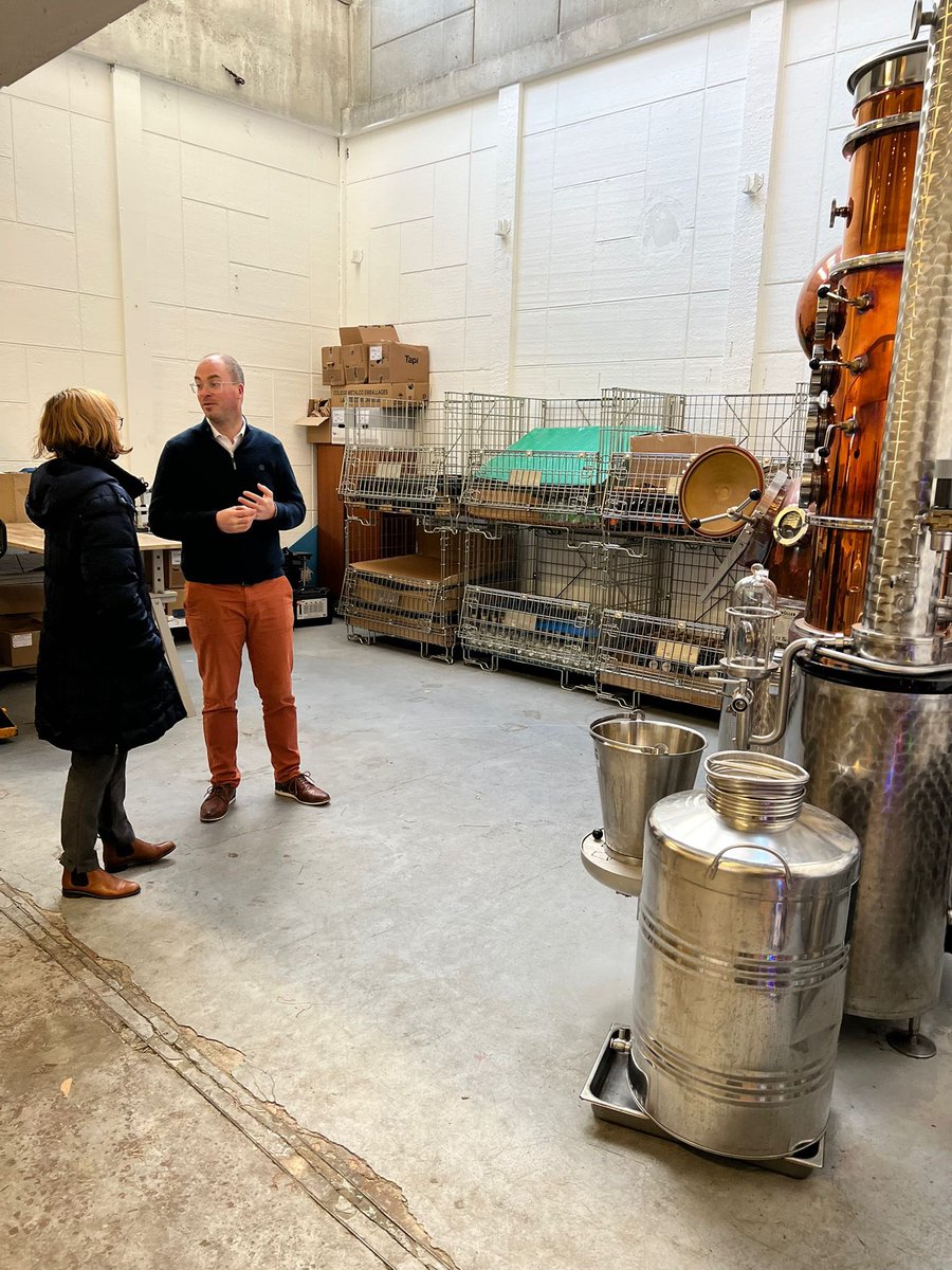 agnesfirmin's tweet image. À la rencontre des entreprises du territoire. Visite de la distillerie de la Seine, ou comment produire des spiritueux made in #lehavre. Bravo à Manuel Bouvier pr sa volonté de travailler ac des partenaires locaux et faire de l’eau de la Seine son produit de base. #avecmoderation