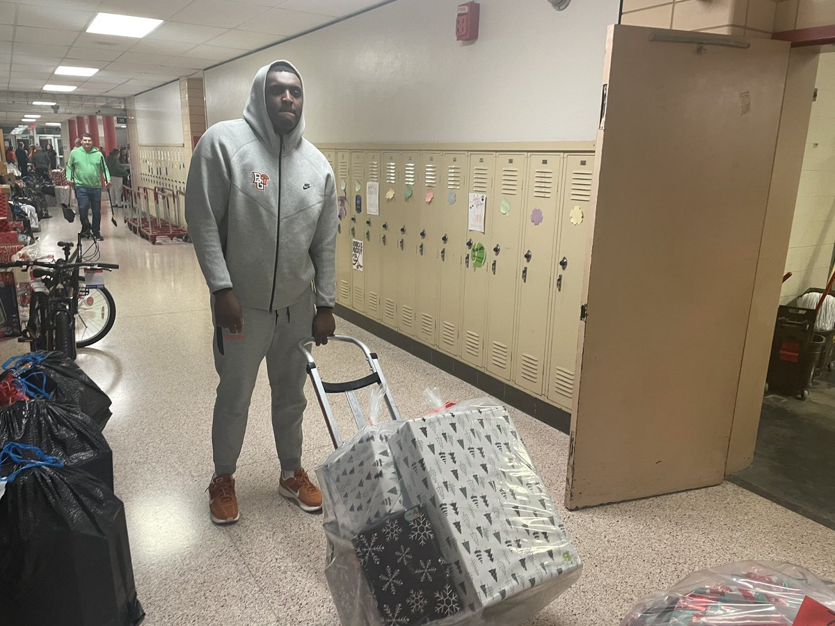 BGSU Men's Basketball (@bgsumbb) on Twitter photo The <a href="/bgsu/">Bowling Green State University</a> Menโs Basketball team had a great time volunteering at the Wrapping Night at Bowling Green High School. The <a href="/bgsu/">Bowling Green State University</a> Menโs Basketball team had a great time volunteering at the Wrapping Night at Bowling Green High School.