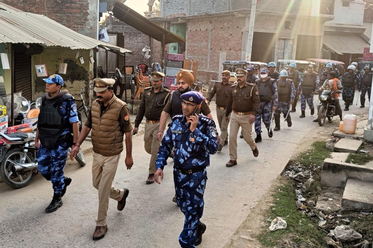 Kuma90427Kumar's tweet photo. बाराबंकी:  टिकैतनगर कोतवाली क्षेत्र के कस्बा इचौली,बारिनबाग,बेलखरा,नियामतगंज, टिकैतनगर आदि क्षेत्रों में कोतवाल रत्नेश कुमार पांडेय ने रैपिड एक्शन फोर्स एवं पुलिस के जवानों के साथ फ्लैग मार्च कर आमजनमानस को सुरक्षा का एहसास कराया। साथ मे टिकैतनगर कोतवाली का पूरा स्टाफ मौजूद रहा। https://t.co/66POhO3lTG