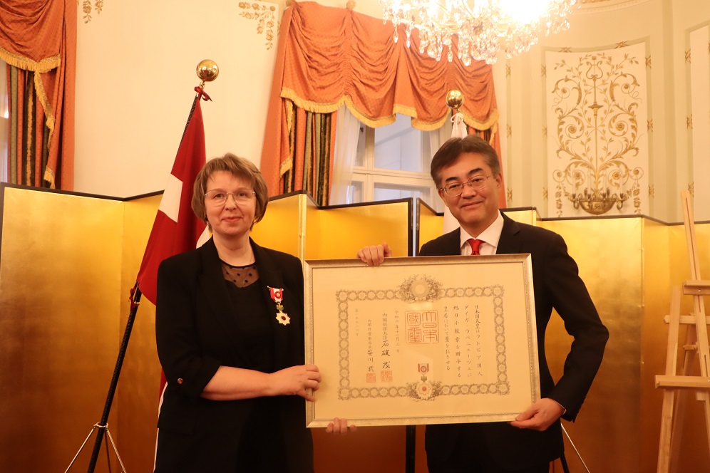 18. decembrī vēstnieka rezidencē notika 2024. gada rudenī piešķirtā apbalvojuma, Uzlecošās Saules ordeņa, Zelta staru ar rozeti, pasniegšanas ceremonija Mākslas muzeja RĪGAS BIRŽA vadītājai Daigai Upeniecei. No sirds apsveicam Upenieces kundzi ar apbalvojuma saņemšanu!