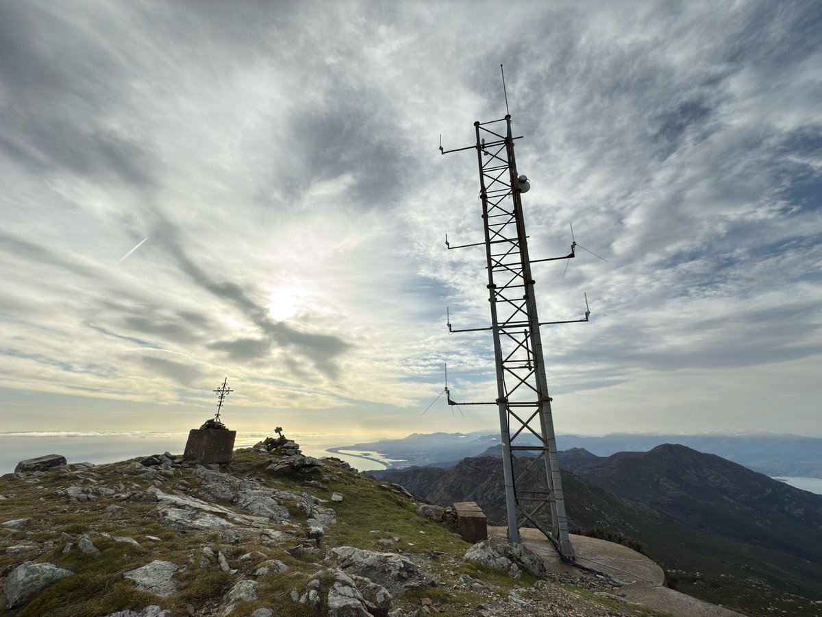 sis_2b's tweet image. Nos techniciens #informatique et #communication du #SIS2B de retour sur le relais du Monte #Stello. Maintenance et entretien de ce maillon essentiel pour les transmissions depuis le cap corse jusqu’à Cervioni. De quoi garantir son fonctionnement pendant l’hiver.