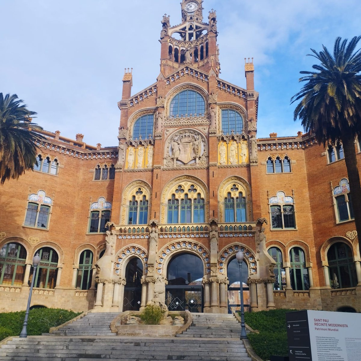 El dijous passat vam visitar el Recinte Modernista de Sant Pau 🏛️✨. L'arquitectura i la història d'aquest lloc únic va captivar-nos. 🖼️❤️ Us deixem les imatges del nostre recorregut perquè en pugueu gaudir també! 📸

#RecinteModernista
#ArquitecturaModernista #Barcelona