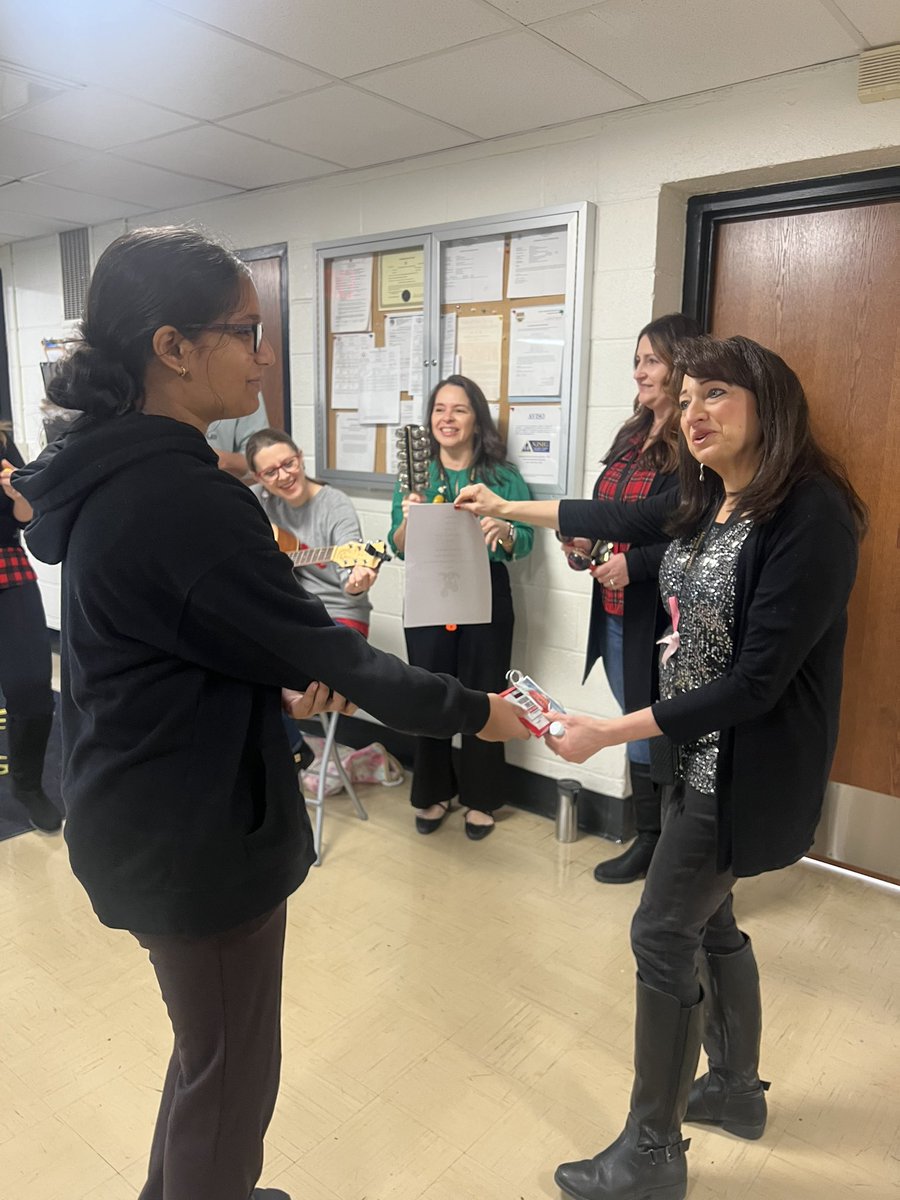 Kerry_Foote21's tweet photo. Our 7th and 8th grade Student Council spreading some joy this morning! #theU #teamUTMS @DHollerieth https://t.co/TuMzOiAJZD
