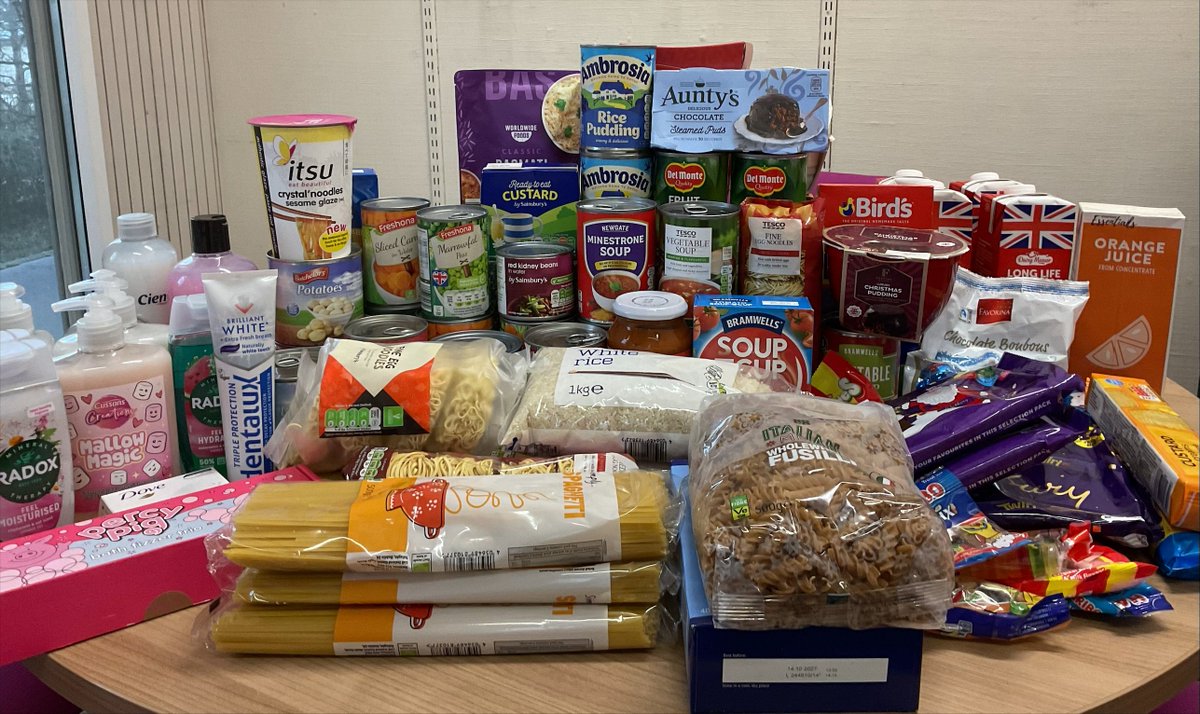 Diolch enfawr oddi wrthon ni i’r myfyrwyr a’r staff @prifysgolcdydd a gyfrannodd eitemau ar gyfer <a href="/CardiffFoodbank/">Cardiff Foodbank</a> yn ein llyfrgelloedd y mis hwn.

Cafodd y rhoddion eu dosbarthu’n ddiogel a derbyn gyda diolch yn eu depo ddoe, gyda chyfanswm o 21 bag llawn iawn (1222kg)! 🎅🧑‍🍳