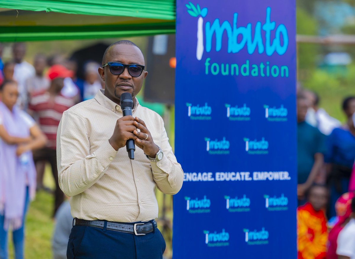 Imbuto's tweet photo. Muri iki cyumweru, ku bufatanye n’abaturage ba @SectorRukomo ndetse n'izindi nzego z’ubuyobozi muri @NyagatareDistr , twakoze ubukangurambaga bugamije gukomeza kwigisha urubyiruko ibijyanye n’ubuzima bw’imyororokere n’uko bakwiriye kwirinda inda ziterwa abangavu, kurwanya icyatuma bishora mu mibonano mpuzabitsina, no kwirinda kunywa ibisindisha ndetse no gukoresha ibiyobyabwenge.
#ImbutoEngages