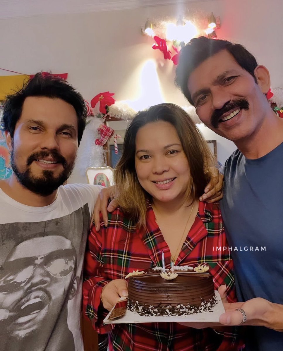 imphalgram's tweet photo. Badhai Ho Badhai Janam Din Ki Aap Ko @linlaish ❤️❤️🍰🎈🎁🥳
#HappyBaardayToday #HappyBirthday #Birthday #BirthdayGirl #BirthdayCake #CakeMurder #LinLaishram #RandeepHooda #Bollywood #Entertainment #News #Manipur #EigiImphal #Imphal #Imphalgram https://t.co/9g7VAprPmz