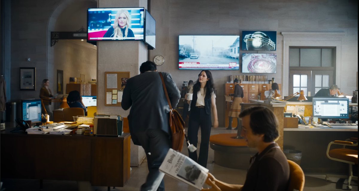 cloisthinker's tweet photo. clark kent/superman and lois lane in the new #superman teaser ❤️💙 https://t.co/Gtn0EBc7yU