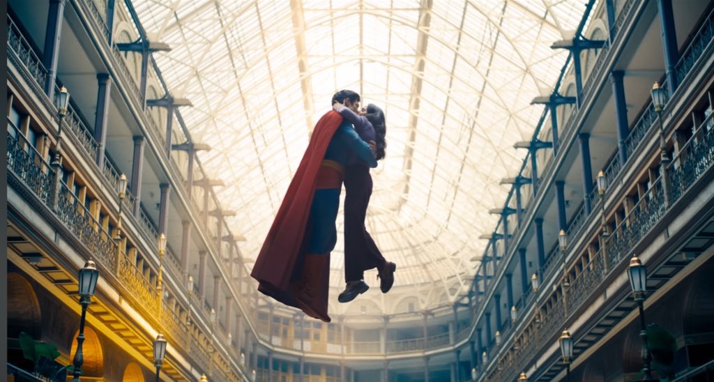 cloisthinker's tweet photo. clark kent/superman and lois lane in the new #superman teaser ❤️💙 https://t.co/Gtn0EBc7yU