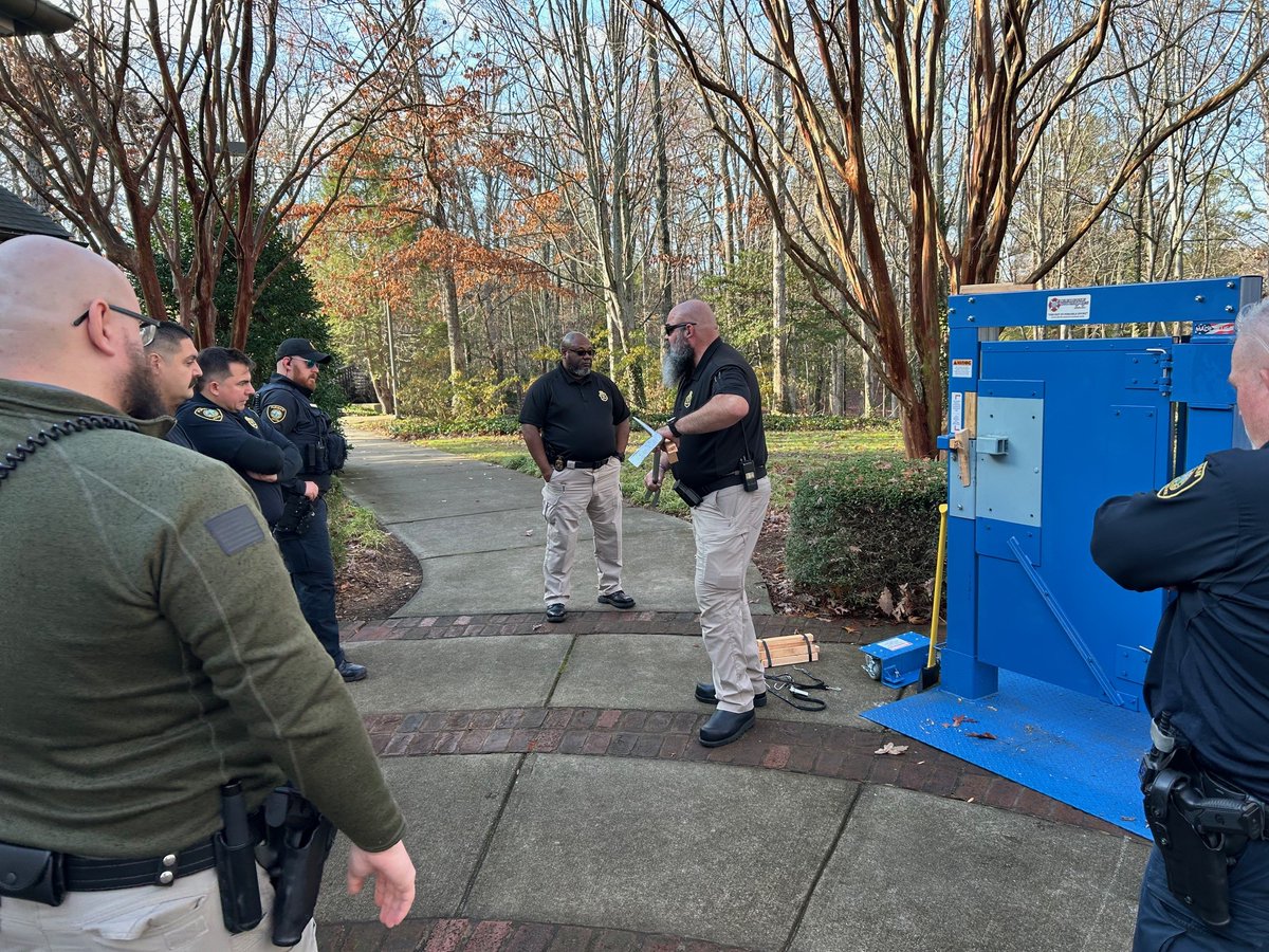 Furman_PD's tweet photo. Excellence in service: Furman Police practice emergency door breaching during December in-service training. https://t.co/Gfd2o8tTvF