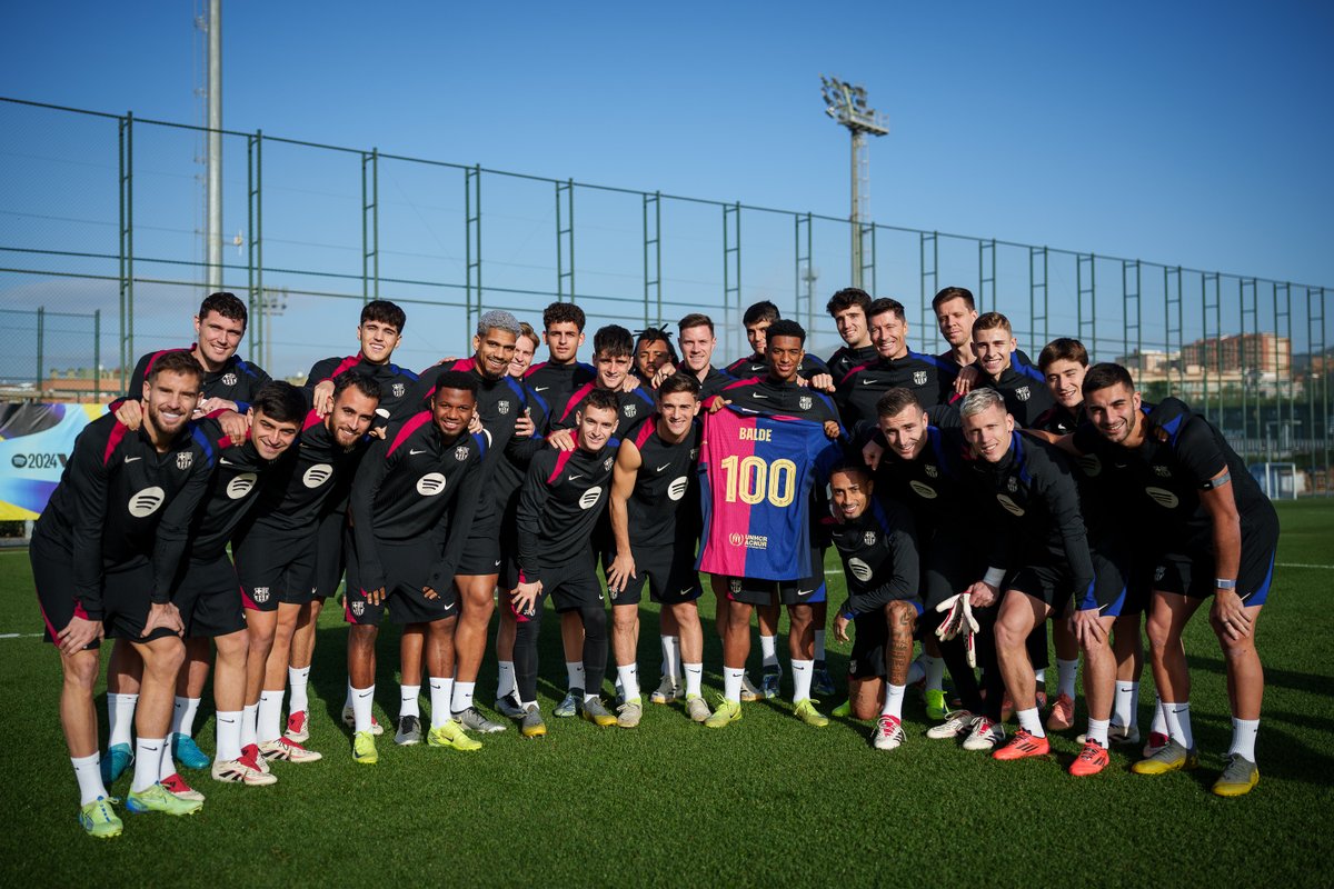 fcbarcelona_fra's tweet photo. Photo souvenir pour Alejandro Baldé https://t.co/4vYyaycu4i