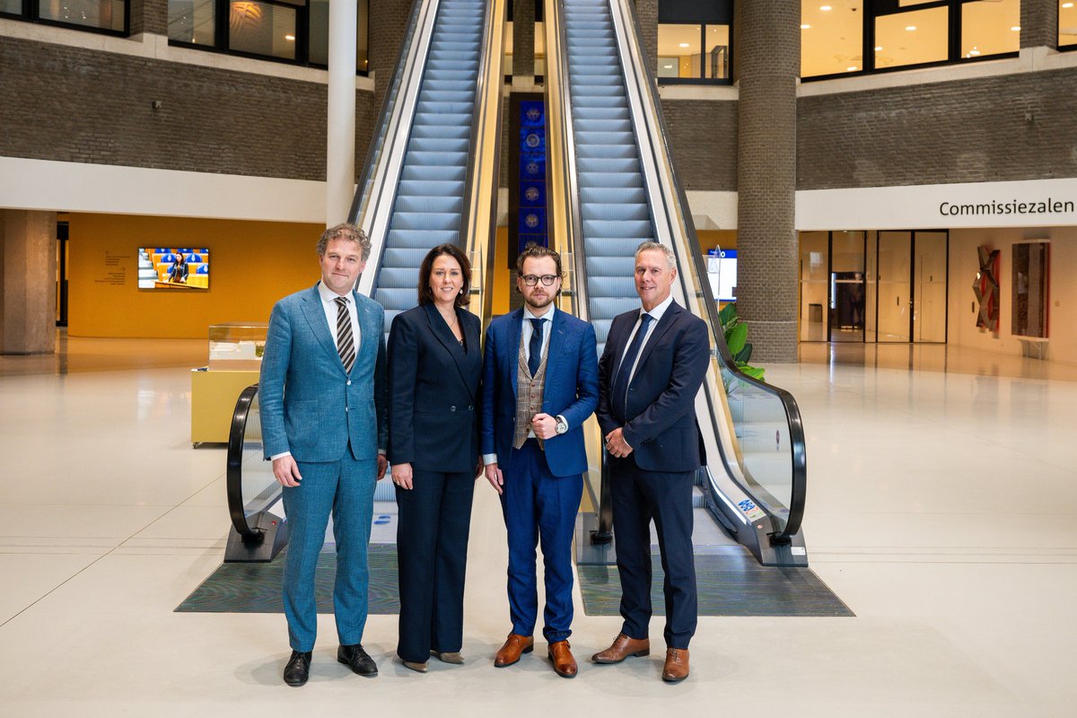De Tweede Kamer heeft vandaag @SandervWaveren (NSC) benoemd als lid van de parlementaire enquêtecommissie Corona. Lees meer over de commissie en het parlementaire onderzoek: tweedekamer.nl/kamerleden_en_…