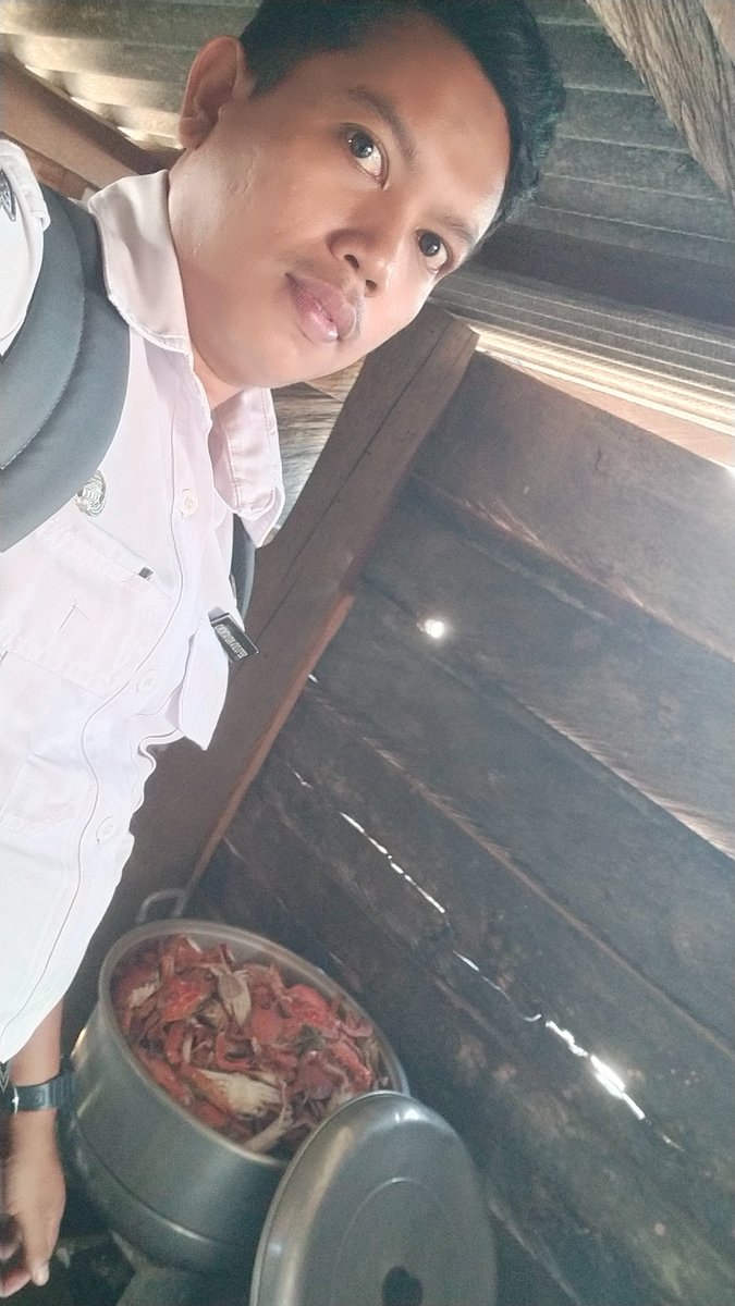 SeptoDita's tweet photo. Selasa (03/12/24), Septo Dita Widyatmoko Luhkan Mubar, monitoring hasil produksi mini plan Ibu Marwiyah Desa Santiri Kecamatan tiworo Utara produksi rajungan sebanyak  50 Kg . #luhlapor @BRPBAP3_Maros @puslatluhkp #GiatLuhkanSatminkalMaros https://t.co/tcbZaYgpQE