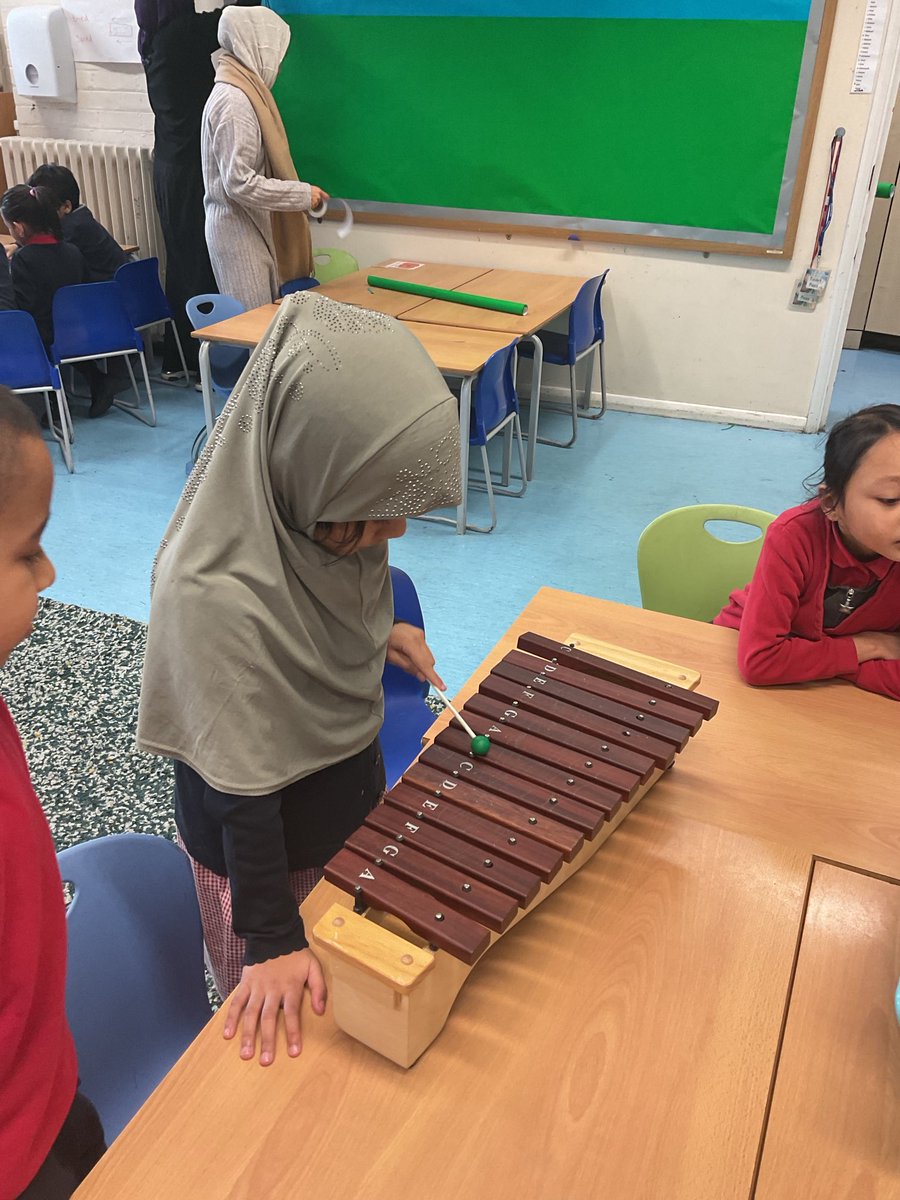 MayflowerSch's tweet photo. #okeeffe class have been loving music this week. We learnt to play the notes and rhythm of ‘smoke on water’ on the xylophone #music #year2 #ks1 #lesson3 https://t.co/zAquH6zAE7