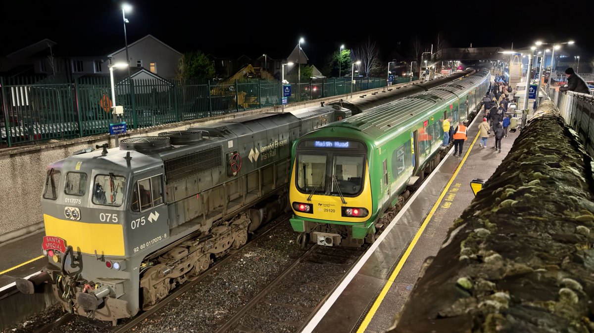 bbusschots's tweet photo. Business as usual on platform 1 in #Maynooth as an @IrishRail Commuter unloads Christmas shoppers while the #RPIS Santa Special pulled by 071 Diesel loco No. 075 prepares to depart for the return leg to Dublin. https://t.co/c4kmc5gg06