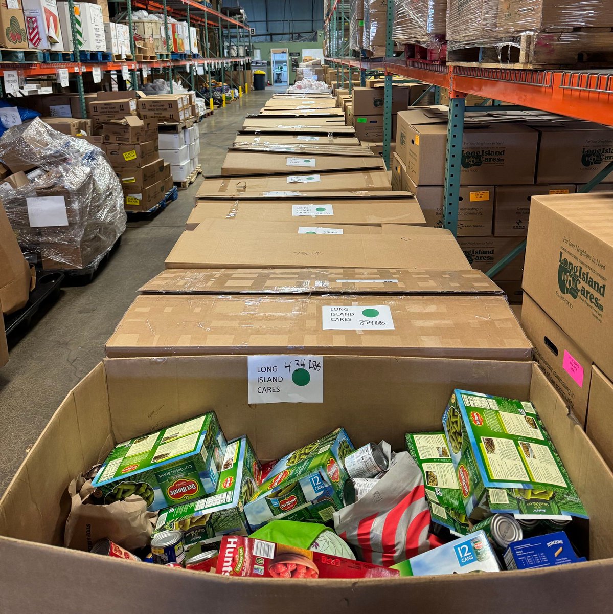 LongIslandCares's tweet photo. 🥫 49,000 cans + a generous check = meals for 3,780 neighbors. Thank you, @canstructionli, for making a massive impact on hunger relief in Long Island! 💛

📸 See the donation that’s filling plates and spreading hope.

#EndHunger #Canstruction #LongIslandCares #CommunityLove https://t.co/m83BwPAQkr