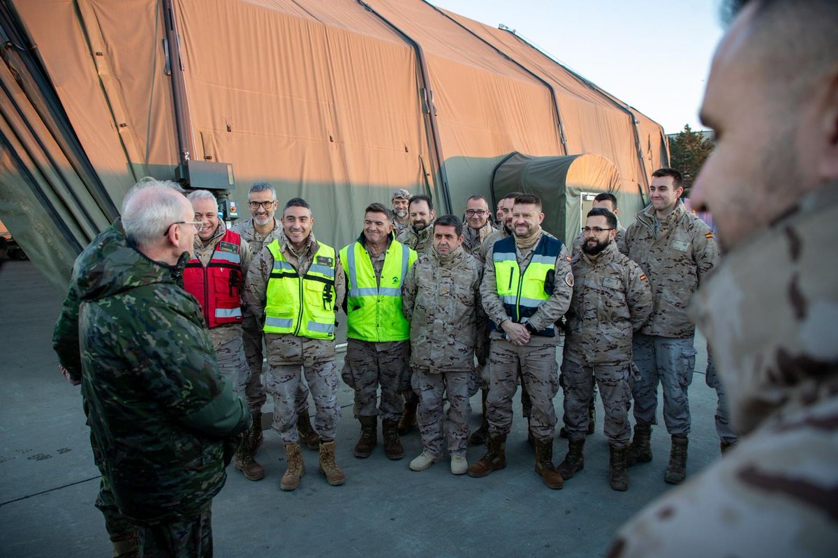 EMADmde's tweet image. 🇪🇸Segunda jornada del viaje oficial del Jefe de Estado Mayor de la Defensa (JEMAD), Teodoro E. López Calderón, a Rumanía 🇷🇴.
Hoy ha visitado los destacamentos aéreos tácticos #DATPaznic y #DATTrigru, que contribuyen a la vigilancia aérea del flanco este de la @NATO.
Durante el…