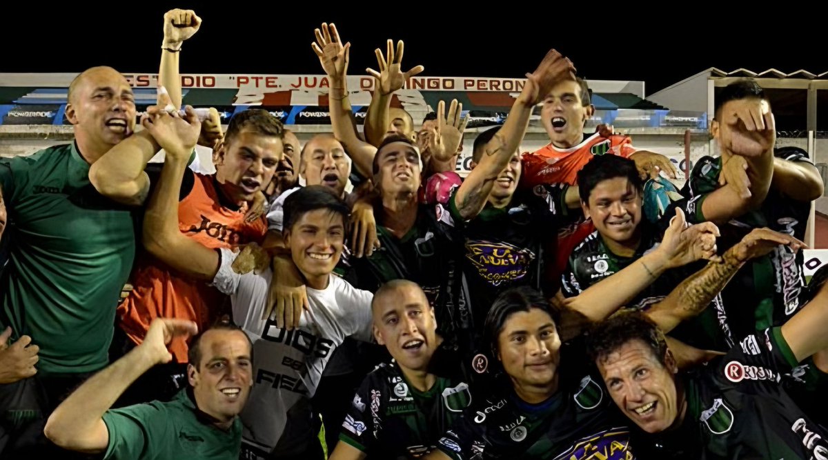 meteora_hxc's tweet photo. 19 de diciembre de 2014 
Chicago 1-0 Gimnasia de Jujuy
Vamos a volver a la Primera, la banda va a estar de fiesta 💚🖤 https://t.co/vsZaMUY6mJ