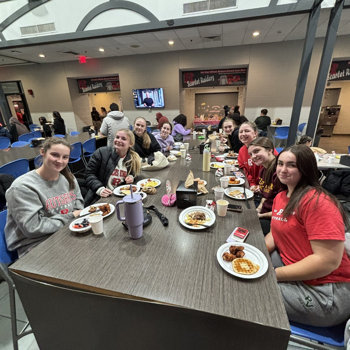 Late-night breakfast, anyone? 🥞🌛

#tb to last week when over 350 students enjoyed breakfast served by our one-and-only Chancellor, Dr. Jeffrey Robinson, &amp; our incredible staff!

Semester’s almost over 🥹 but we’re enjoying every moment with our Raider family before break ❤️