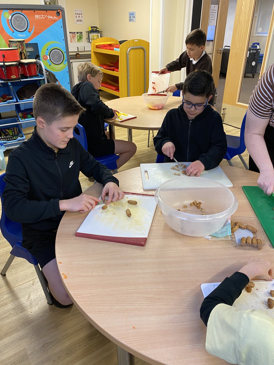 Y5Gayton's tweet photo. Busy day today. We created our own version of patatas bravas @GaytonPrimary https://t.co/8hwN3mkPqc