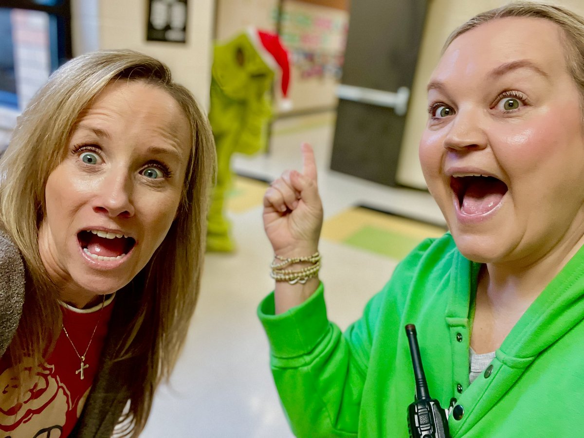 Ever feel like you’re being watched👀?! 🎄#Grinch <a href="/PattersonPals/">Amy T. Patterson</a> <a href="/ChristianaES1/">Christiana ES</a> <a href="/AvensAdventures/">Caroline Aven</a>