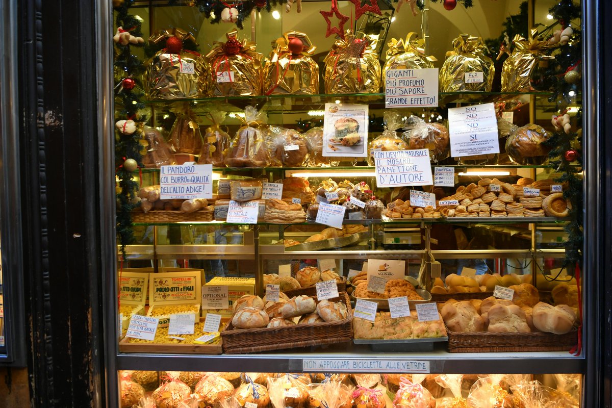 🇮🇹‍🎄Christmas might be over, but not the holiday spirit as Italians around the world today celebrate Santo Stefano. 
Food traditions like panettone are important, but beware! <a href="/SmithsonianMag/">Smithsonian Magazine</a> points out 7 out of 10 Americans buying panettone are getting a fake, not #MadeinItaly
