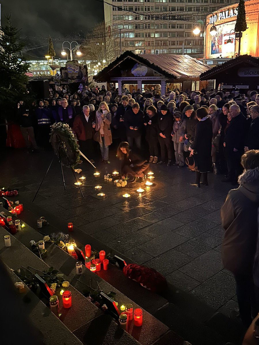 Heute gedenken wir der Opfer des schrecklichen Anschlags auf dem #Breitscheidplatz vor acht Jahren. Der 19. Dezember 2016 hat unsere Stadt erschüttert und uns allen die grausamen Folgen von Hass und Gewalt vor Augen geführt.