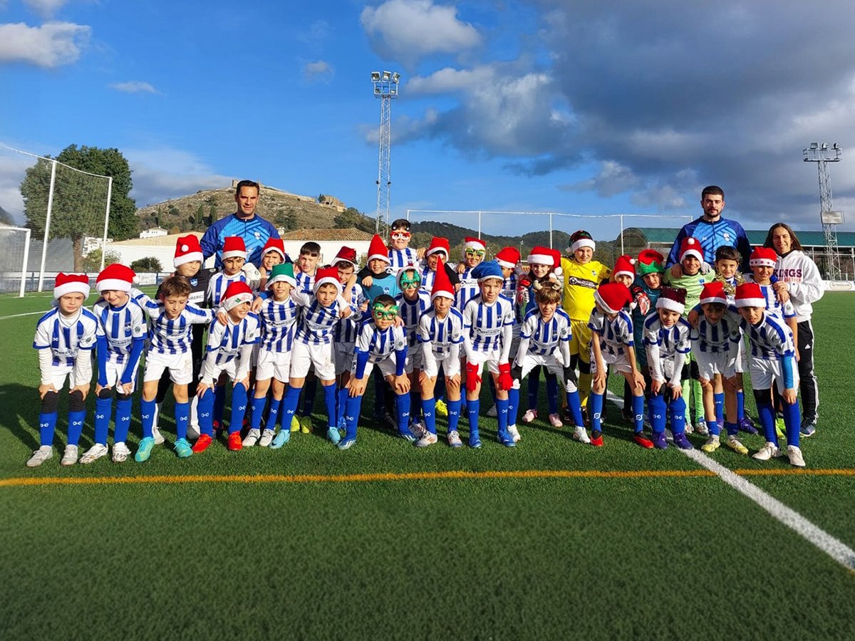 🎅⚽️ ¡Nuestros benjamines han aprovechado el parón navideño para inmortalizar este momento! ✨🎄