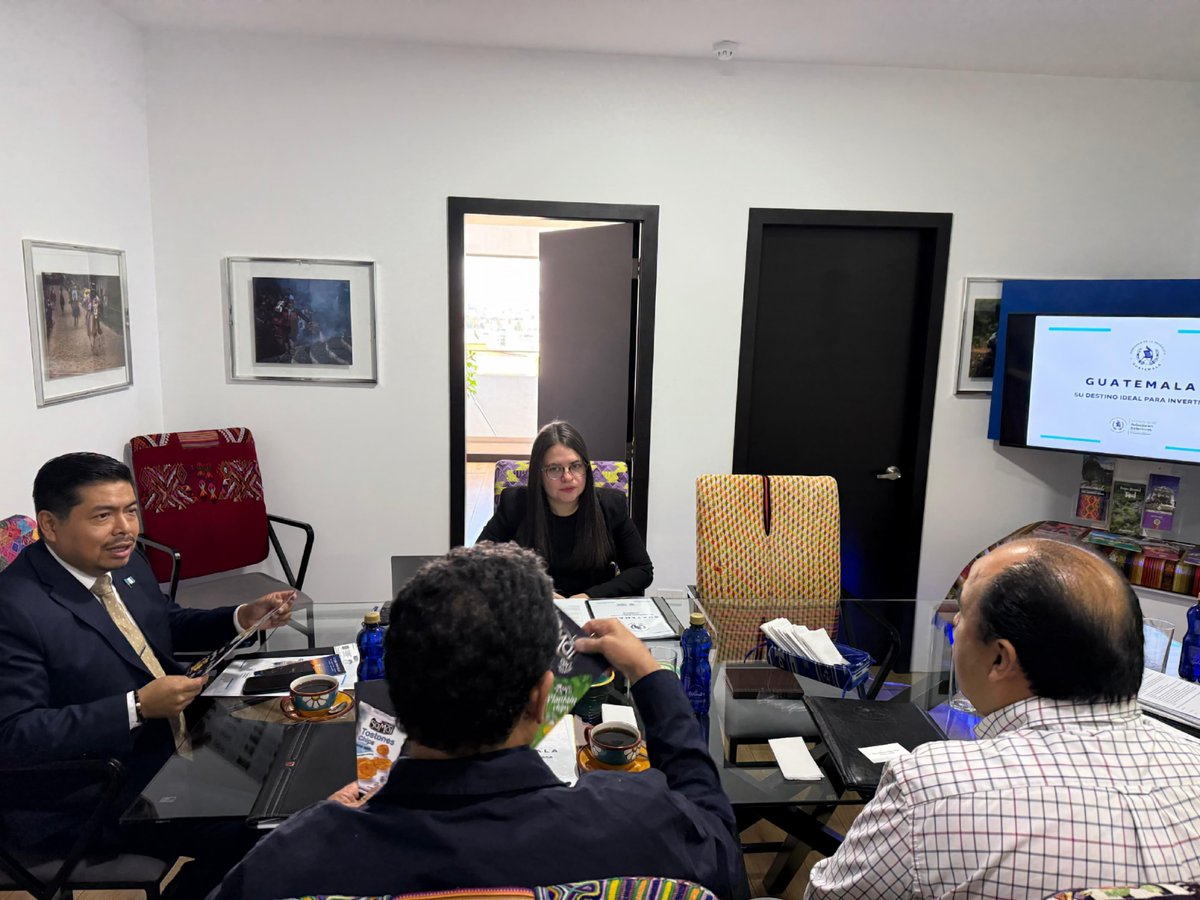 EmbaGuaEcuador's tweet photo. Recibimos a empresarios ecuatorianos interesados en invertir en Guatemala. Compartimos nuestras ventajas: ubicación estratégica, acceso a mercados, talento humano calificado y seguridad jurídica que garantiza un entorno favorable para negocios. 🇬🇹🇪🇨 #DiplomaciaComercialGT https://t.co/HePh9eNwxq