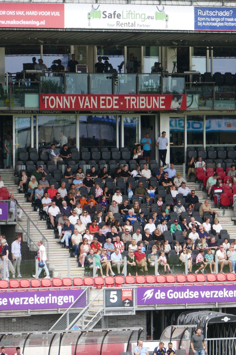 De_Dwarslat's tweet photo. Vandaag 💯 jaar geleden werd Tonny van Ede geboren. Oud-voetballer van Sparta en HermesDVS. Won 1x de landstitel en 2x de KNVB-beker.
De Tonny van Ede-tribune en supporterscafé De Schicht zijn naar hem vernoemd.
#botd #sparta #hermesdvs #rotterdam #schiedam https://t.co/Nc6gwFHtsM
