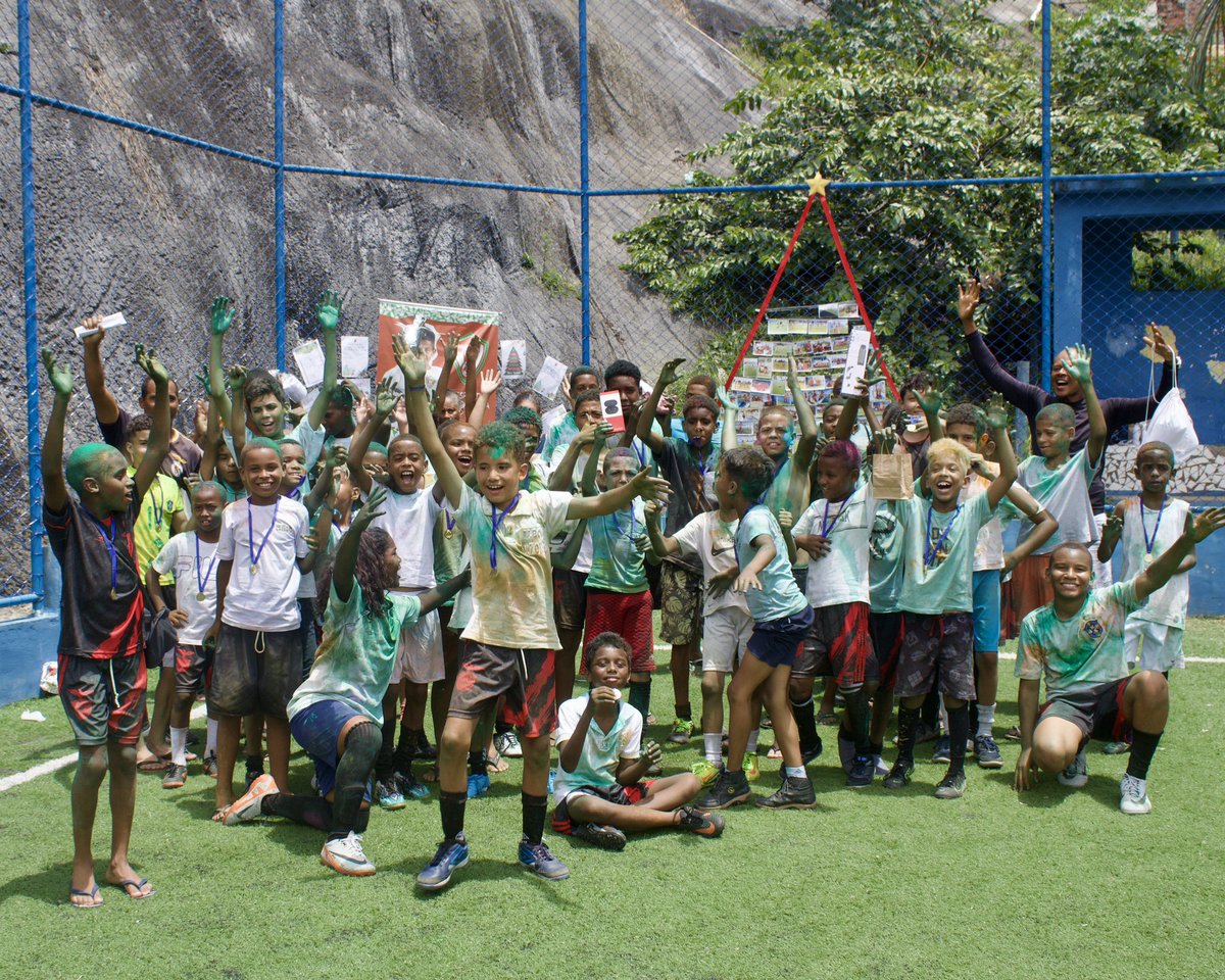HPPBrasil's tweet photo. 🎄🎅🏾 A magia do Natal marcou um golaço no bairro de Castelo Branco, em Salvador, que continua ativo na prática esportiva por meio do legado deixado pelo nosso Projeto Humana Futebol, e com o apoio do Martagão Gesteira, realizamos um Natal Voluntário, repleto de cores e diversão! https://t.co/TedRHIOofU