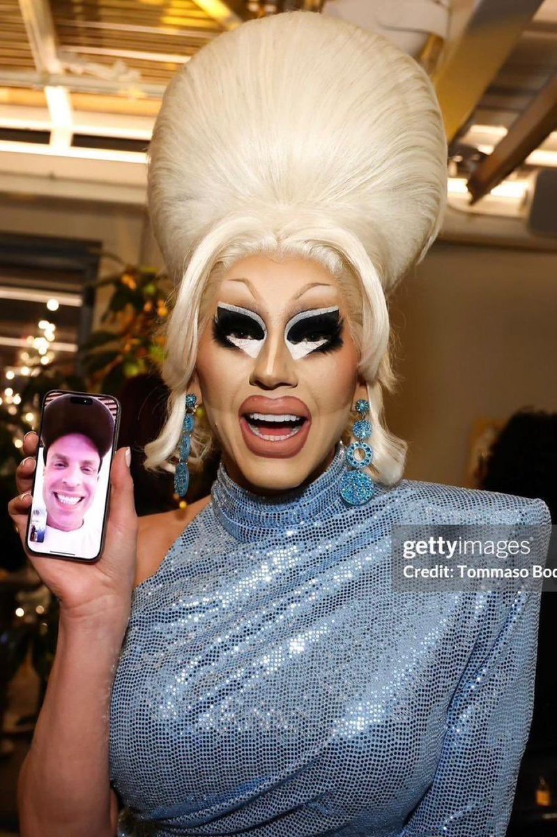 one year ago she walked up to a photographer at the netflix party and said can you take a picture of me and my friend he works at netflix too lol