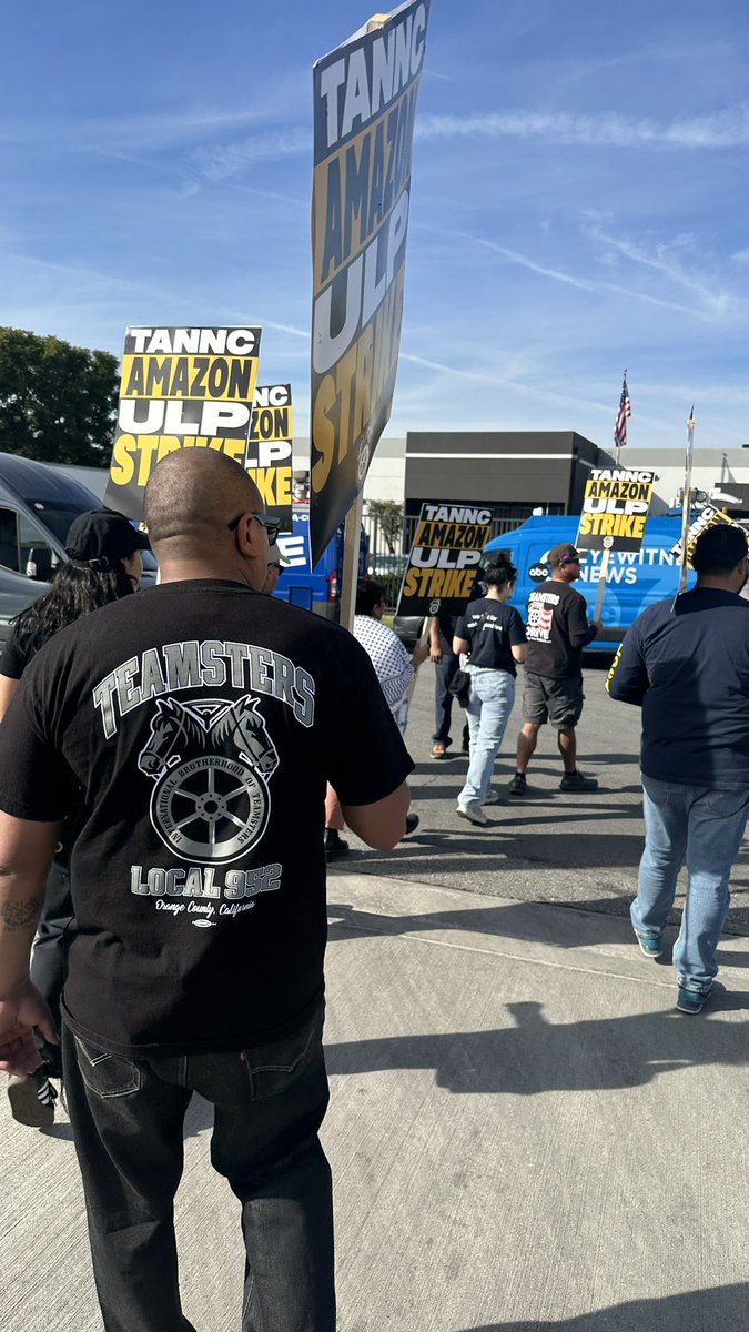 Scarlin2010's tweet photo. @Teamsters @teamsters952 in solidarity with striking @amazon Workers nationwide. #Shutitdown #AmazonTeamsters https://t.co/dArpq2KLYw